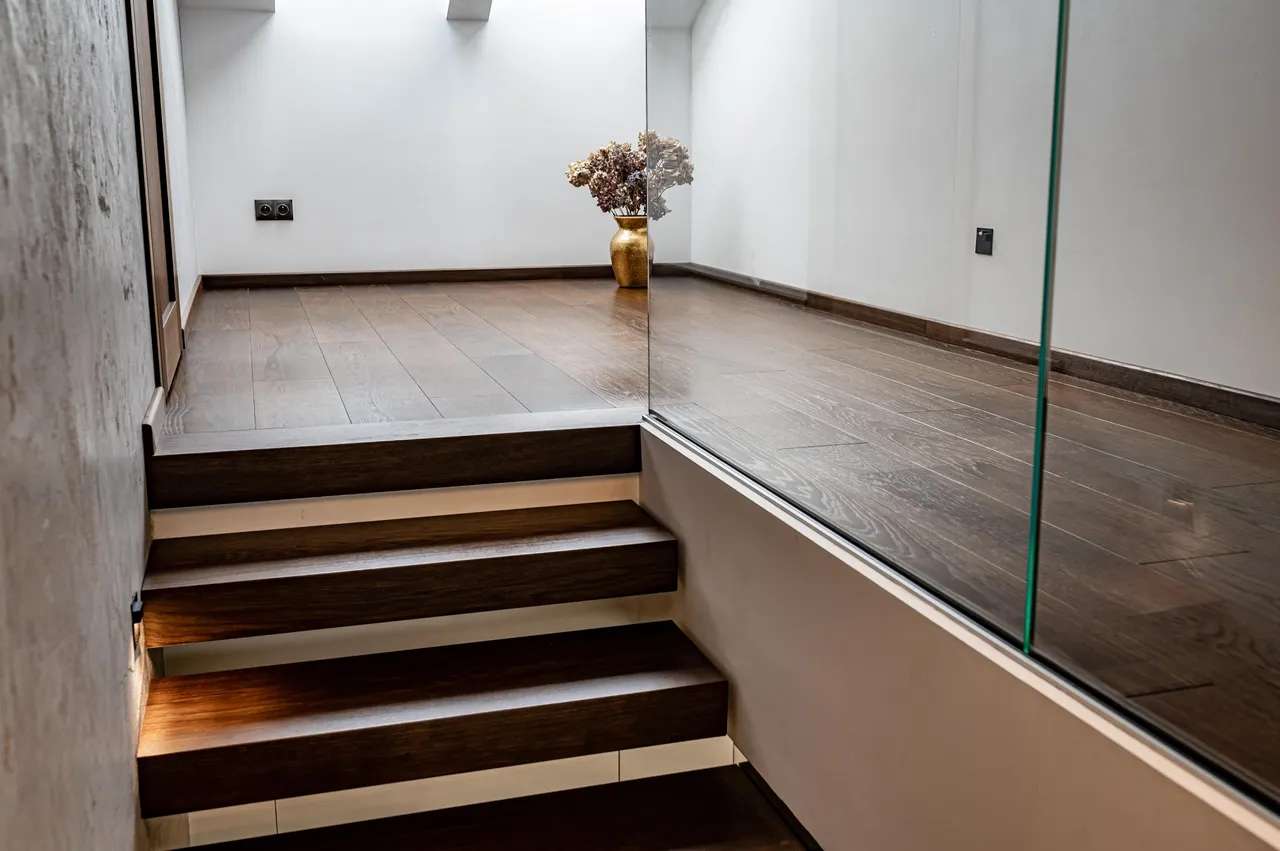Drewniane schody oraz drewniana dębowa podłoga